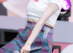 【画像】アイドル、衣装のサイズをミスり『こう』なるwwww
