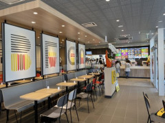 【悲報】マクドナルドさん、ずっと客席徘徊して声出ししてる接客特化店員がいる・・・・・・・・・