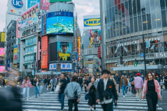 【動画あり】日本に来てはしゃいでたガキ、ぶつかりおばさんの洗礼を受けるｗｗｗｗｗｗｗ