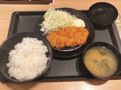【画像】550円のトンカツ定食ｗｗｗｗｗｗｗｗｗｗ