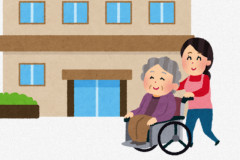 介護士が高齢女性を踏切から引き戻す動画が話題に！「安楽死認めよう」との声が殺到する