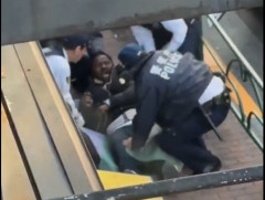 【日本】黒人が警官にシートで巻かれて拘束される映像が話題に！　海外の反応。