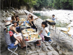 【悲報】バーベキュー中の男性さん、川に流され死亡・・・・・・・・・
