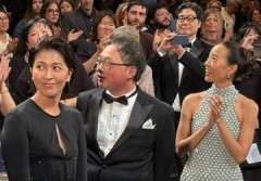 【朗報】松たか子（48）、カンヌで胸の谷間を披露する