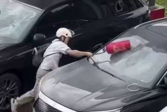 【動画】中国人さん、充電ステーションが埋まっていてブチギレ、フロントガラスを叩き壊すｗｗｗｗｗｗ