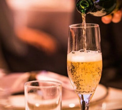 20歳の女とサシ飲みに行ったワイ(33)、我慢できるはずもなく