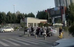 【動画】中国西安で横断信号待ちの群衆に車が突っ込み、数人が宙に舞う…