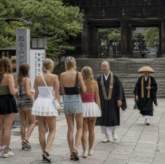 【画像】僧侶「その服装ではこの先入れません」