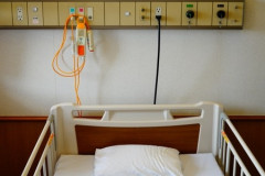 【介護】親の介護したことある人いる？　遠方の親が今末期癌で病院入院してる　仕事辞めて一時的に実家戻るべきか？