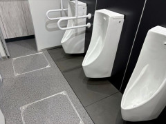 男性用トイレで下半身を露出しその場から逃走した67歳の男を現行犯逮捕 「納得がいかない」と容疑を否認