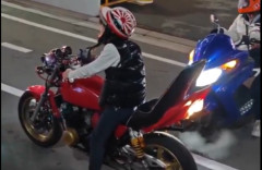 【動画】バイクで空吹かししてイキっていた迷惑男さん、ガチでヤバいことになるｗｗｗｗｗ