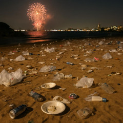 「日本人の民度が落ちましたね」 花火大会後のビーチの実態に衝撃 「どこまでも身勝手な人が多すぎ」と批判相次ぐ