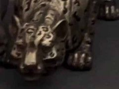 ネコの置物を買ってきた。隣にうちの猫が並んだ → こうなった…