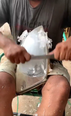 【動画】アフリカの車屋さんのヘッドライト磨き、ワイルドすぎる