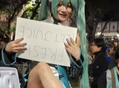 【画像】アメリカのコスプレイヤーさん、イベントでJuiceを15ドルで販売して大盛況wwww
