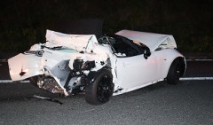【静岡】彼女とのライブ帰りに…新東名で停止中の車に大型トラックが衝突　１９歳学生死亡　富士市
