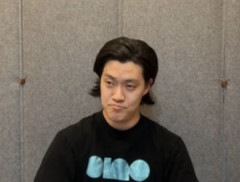 粗品さん、あのちゃん『ライブT』を着て無言の応援wwwww