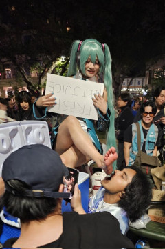 【画像】コスプレ会場、とんでもない“謎ドリンク”が販売されてしまうｗｗｗｗ