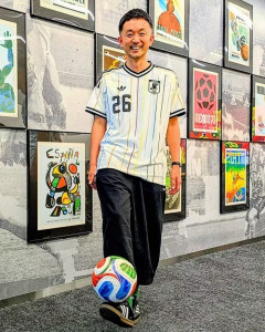 W杯日本代表のアウェーモデルが爆売れ !サッカーユニホームを街着に「ブロークコア」