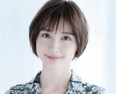 【画像】篠田麻里子(40)さん、JKコスプレした結果wwwwwwwww