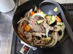 男だけど、牛タンカレー作ってる
