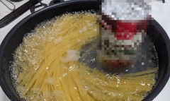 漫画家「パスタとこれ一緒に茹でればめっちゃ時短じゃん！我ながら名案ｗ」ﾊﾟｼｬｯ→ヤバすぎてネット民をドン引きさせてしまうｗｗｗｗｗｗ