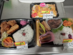 【悲報】半額弁当の時間になるとスーパーに現れる不気味な風体の男性さんｗｗｗｗｗｗｗｗｗｗ