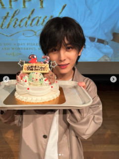 山田涼介、33歳の誕生日ケーキショットが衝撃　あまりの若さに「現役大学生いける」「何しても可愛い」