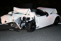 新東名でロードスターが事故で停車→トラックが突っ込みロードスターの運転手男性が死亡…