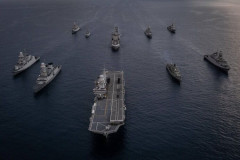 イタリア海軍、軽空母「カブール」を旗艦として艦隊航行を披露！