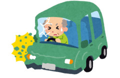 77歳女性、歩行者の女性（77）を車ではねる → その場にいた男性（65）が運転を代わりバックしようと思ったら、誤って前進し更に女性を引いて他の女性2人をはねてしまう