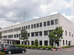 【悲報】17歳と18歳の2人組、鉄パイプを持ち警察署を襲撃するも拳銃を向けられ降参し逮捕される