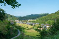 東京人「田舎に住むとか無理！電車もバスもなくて草むしりや消防団させられてスーパーは車で1時間！」