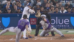 大谷翔平、第三打席で右手に死球を受ける…