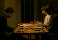 阿部慎之助「...最近どうなんだ」娘「....（ｶﾁｬ....ｶﾁｬ....）」阿部妻「.................」