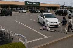 駐車場で女性がはねられる事故発生、その場にいた男性が運転代わるも最初の女性他2人を巻き込み1人重体