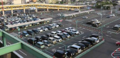 【悲報】スーパーで77歳女性が77歳女性を跳ね、65歳男性が運転を代わるも77歳63歳55歳女性を轢く