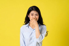 【動画】タイの女の子、通りすがりのインド人の体臭がキツすぎて逝く