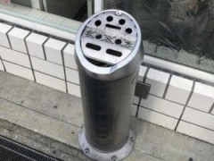 コンビニの目の前の喫煙所でタバコ吸ってたらバイトにおっさんから文句言われたんだが？