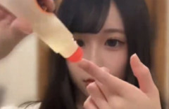 アイドル候補生さん、前髪を液体のりで固めてセットする様子をXで拡散 → 販売メーカーが注意喚起「安全性を保証することができません」
