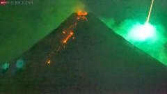 前例のない光景…フィリピンの噴火中の火山に隕石が落下！