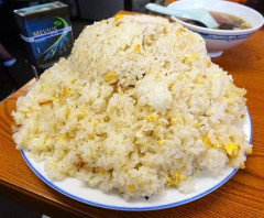 彡(^)(^)「(まあ大盛いうても1.5倍やろ)炒飯大盛りで！」