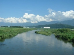 【困惑】「5mくらいになってほしい」児童がアユの稚魚を放流 山梨・笛吹川