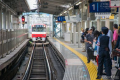 【悲報】駅で女子高生さんにセクハラしてるおっさん、撮影されてしまうｗｗｗｗｗｗｗｗｗｗ