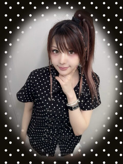 田中れいな「モーニング娘。を卒業して今日で13年が経ちました。画像は小学校卒業式に男子にパイナップル頭と言われた田中麗奈ちゃん」