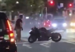このイキってたのに自分のバイクに轢かれる動画、定期的に見たくなるよねｗｗｗ