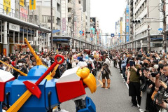【悲報】大阪のコスプレイベントさん、スカートの中を狙うローアングル撮影被害が相次ぐ・・・・・・・・・