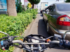 左折中の車にわざわざ巻き込まれに行く原付ワロタ