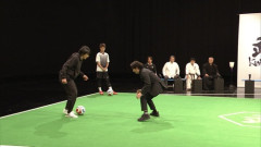 岡田准一、中村俊輔とドリブル1対1実現 サッカーを“武術”の視点で紹介