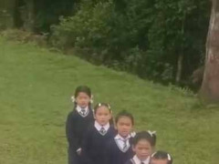 朝の礼拝で子供たちが並んでいた。そこに毛色の違う子がいた → こんな子です…